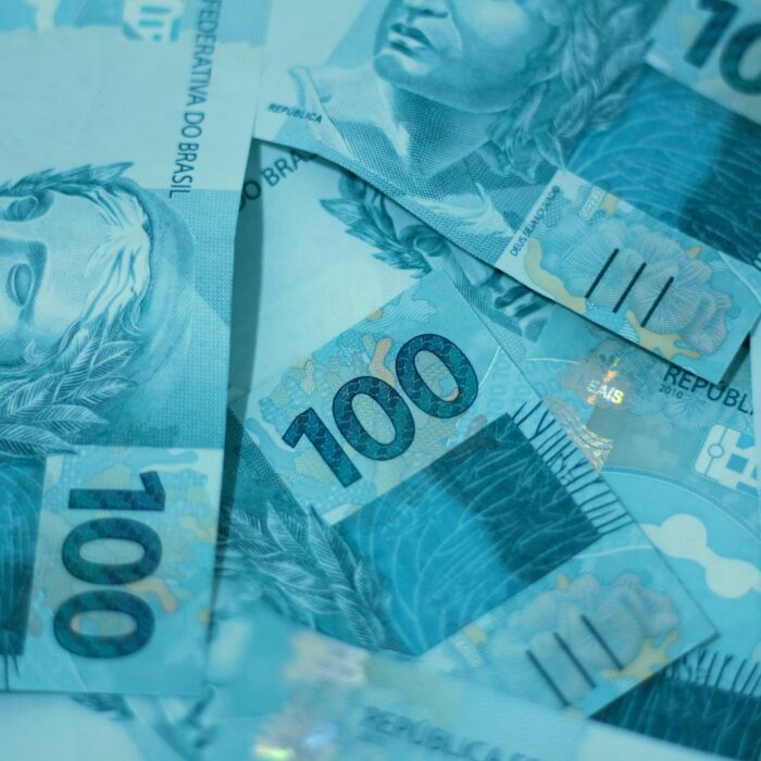 a pile of ten hundred dollar bills sitting on top of each other